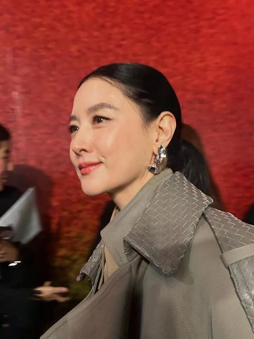 Nhan sắc trẻ trung, cuốn hút của Lee Young Ae ở tuổi U60.