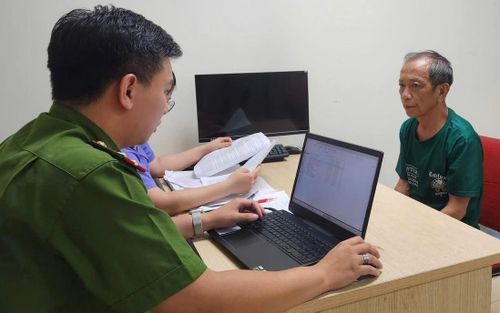 Công an làm việc với đối tượng Nguyễn Tiến Nam (phải)