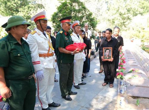 Cán bộ, hội viên Văn phòng đại diện Hội Hỗ trợ gia đình liệt sĩ Việt Nam tại phía Nam hỗ trợ thân nhân liệt sĩ cấp bốc hài cốt liệt sĩ và đưa ra tàu hỏa di chuyển về an táng tại quê nhà. Ảnh: Việt Phương