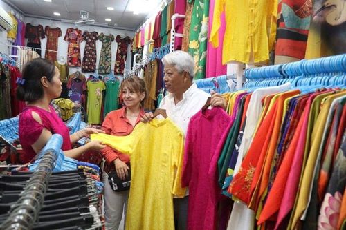 Làng lụa Vạn Phúc hướng đến sản xuất, tiêu dùng bền vững để thu hút khách du lịch. Ảnh: Minh Phú - HNM