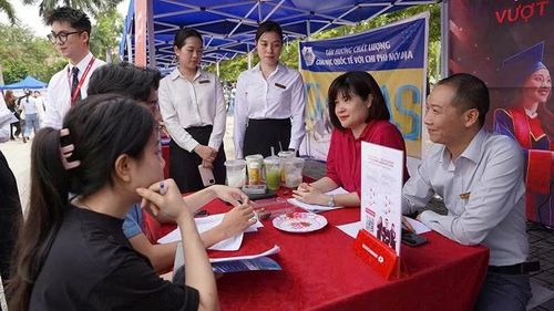 Sinh viên Trường Đại học Hồng Đức tìm kiếm cơ hội việc làm tại gian hàng của các doanh nghiệp trong sự kiện Ngày hội việc làm năm 2026.