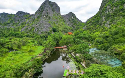 Có những đoạn mặt nước phẳng lặng soi rõ bóng cây rừng và mây trời, mang lại cảm giác thư thái cho du khách khi đặt chân tới Kim Sơn.