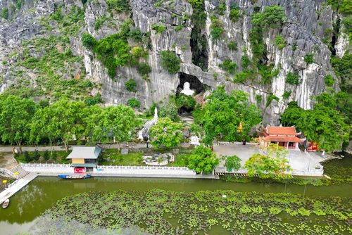 Không chỉ hấp dẫn bởi cảnh sắc thiên nhiên, Kim Sơn còn mang đậm giá trị văn hóa - tâm linh. Nằm giữa núi rừng là chùa Linh Ứng, ngôi chùa cổ được cho là hình thành từ thời Lý và từng được trùng tu dưới thời vua Bảo Đại.