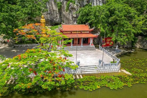Trong không gian tĩnh lặng của núi rừng, tiếng chuông chùa ngân vang hòa cùng làn khói hương và dòng suối lững lờ tạo nên khung cảnh thanh tịnh hiếm có.