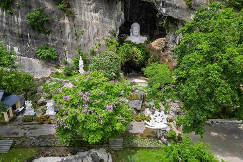 Những ngày đầu hè, không khí bên trong khu danh thắng vẫn mát mẻ, dễ chịu. Mặt nước phẳng lặng phản chiếu bóng núi đá, tiếng nước chảy hòa cùng tiếng chim rừng tạo nên không gian yên bình, tách biệt khỏi sự ồn ào bên ngoài.