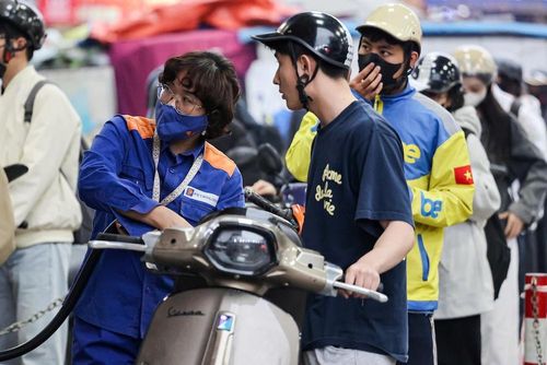 Trước tâm lý lo ngại của một bộ phận người dân, trên mạng xã hội xuất hiện nhiều chia sẻ về việc tự tách ethanol ra khỏi xăng bằng muối hoặc các chất hút nước. PGS.TS Trần Hồng Côn khẳng định người dân không nên tự thực hiện các biện pháp này. Ảnh minh họa: Phi Hùng.