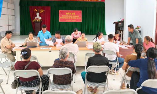 Cán bộ xã Sơn Động và Ban quản lý thôn Đồng Dầu thực hiện làm sạch, làm giàu dữ liệu đất đai tại khu dân cư.
