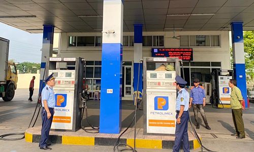  Cán bộ Quản lý thị trường kiểm tra việc bán xăng sinh học E10 tại trạm cung cấp xăng dầu và dịch vụ tổng hợp Khu công nghiệp Tiên Sơn (xã Tiên Du). 