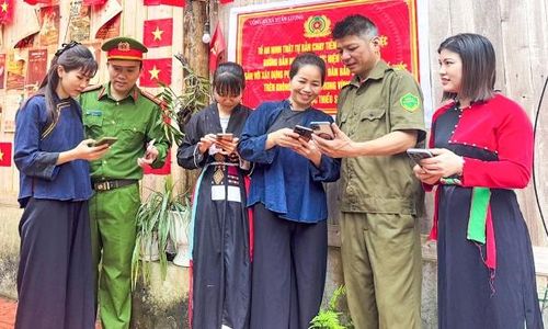 Cán bộ Công an xã Xuân Lương và lực lượng tham gia bảo vệ an ninh, trật tự ở cơ sở hướng dẫn bà con bản Ven thực hiện thủ tục hành chính trên Cổng dịch vụ công.