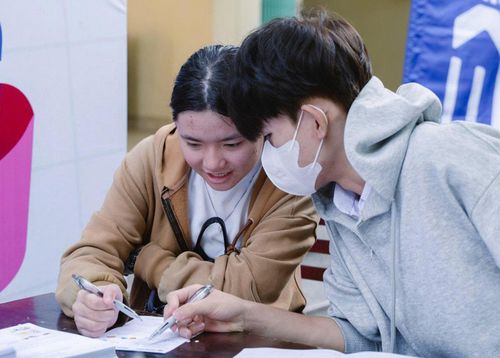 Thành đoàn triển khai các hoạt động tư vấn mùa thi. Ảnh: KHÁNH NGÂN