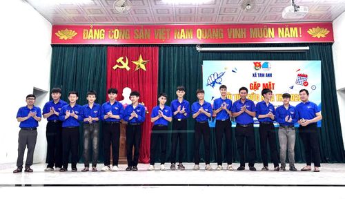 Đoàn Thanh niên xã Tam Anh ra mắt đội hình tiếp sức mùa thi. Ảnh: HỒ QUÂN