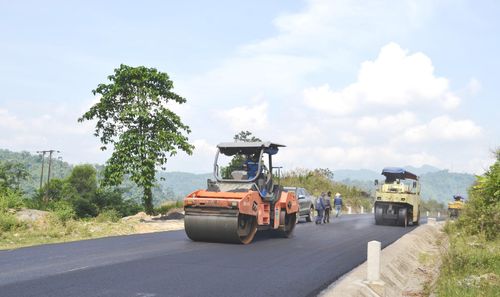 Thảm bê tông nhựa đoạn qua xã Phước Hiệp (thành phố Đà Nẵng). Ảnh: CÔNG TÚ
