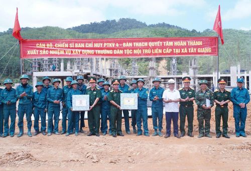 Bộ Tham mưu Quân khu động viên cán bộ chiến sĩ ở điểm trường Tây Giang.