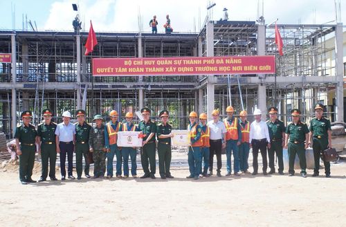 Bộ Tham mưu Quân khu 5 động viên cán bộ chiến sĩ đang thi công ở điểm trường biên giới Avương.