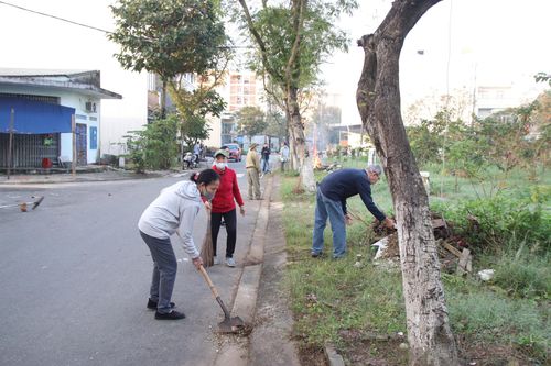 Hội Cựu Chiến binh phường Sơn Trà chung tay dọn vệ sinh môi trường hưởng ứng ngày Chủ nhật xanh - sạch - đẹp. Ảnh: TRỌNG HUY