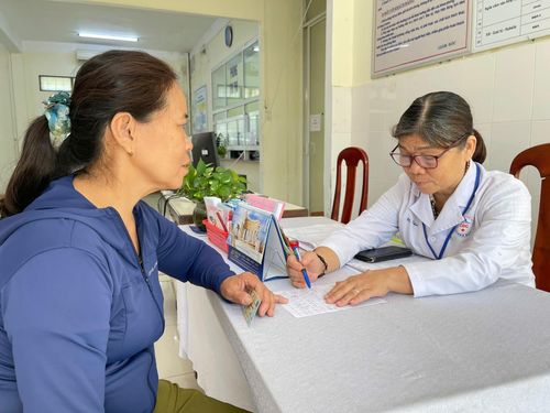 Nhân viên y tế hướng dẫn đầy đủ về lịch tiêm chủng vắc xin phòng sốt xuất huyết cho người dân. Ảnh: L.H