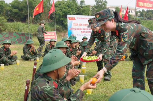 Đồng hành cùng chiến sĩ mới tại Trung đoàn 885.