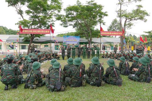 Tiếp sức thao trường ở Trung đoàn 971.