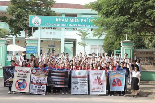 Bệnh viện Phổi Đà Nẵng diễu hành truyền thông lưu động, tạo hiệu ứng trực quan trong tuyên truyền phòng, chống tác hại thuốc lá. Ảnh: HỮU TRUNG