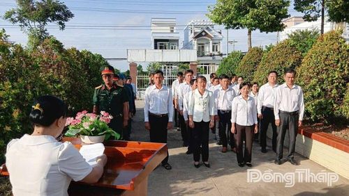 Cán bộ, công chức, viên chức xã Gò Công Đông tham dự Lễ chào cờ đầu tuần kết hợp sinh hoạt Chuyên đề kể chuyện về học tập Hồ Chí Minh năm 2026. 