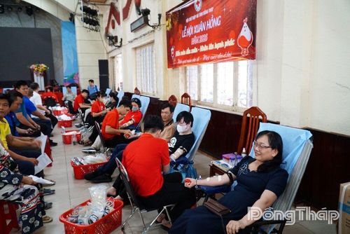 Những người tình nguyện hiến máu đang góp phần viết tiếp hành trình sẻ chia vì sự sống của người bệnh.