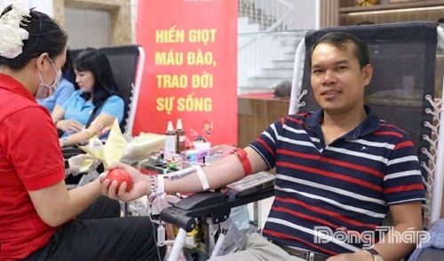 Anh Nguyễn Ngọc Hải tham gia hiến máu tình nguyện, sẵn sàng sẻ chia những giọt máu quý giá vì người bệnh.
