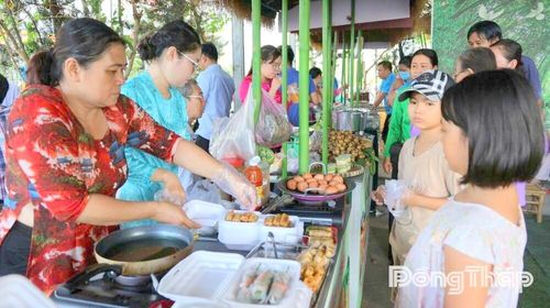 Các quầy ẩm thực dân gian luôn nhộn nhịp, phục vụ thực khách tham quan từ đầu chiều ngày khai mạc.