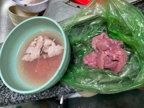 Vợ anh Nh. đi mua thịt bò nhưng thứ được bán lại là thịt heo. Ảnh: T.N
