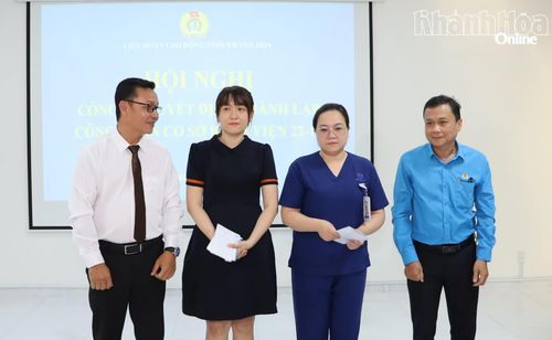 Lãnh đạo Liên đoàn Lao động tỉnh và Công đoàn cơ sở Bệnh viện 22-12 trao hỗ trợ cho 2 đoàn viên, người lao động.