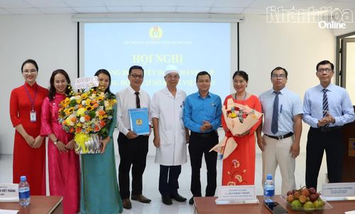 Lãnh đạo Liên đoàn Lao động tỉnh và Bệnh viện 22-12 trao quyết định, tặng hoa chúc mừng Ban Chấp hành Công đoàn cơ sở Bệnh viện 22-12.