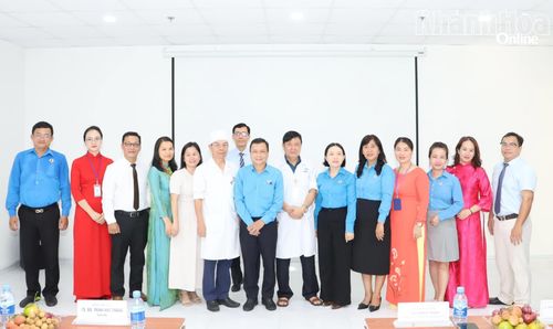 Các đại biểu chụp hình lưu niệm với Ban Chấp hành Công đoàn cơ sở Bệnh viện 22-12.