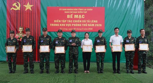 Lãnh đạo xã Tả Lèng tặng Giấy khen cho các cá nhân có thành tích xuất sắc trong thực hiện nhiệm vụ diễn tập.