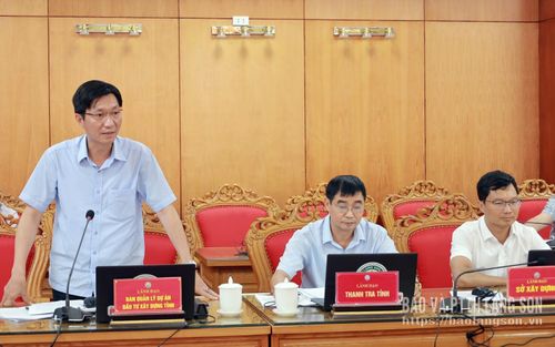 Lãnh đạo Ban Quản lý dự án đầu tư xây dựng tỉnh báo cáo tình hình triển khai các dự án tại hội nghị