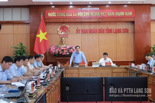 Lãnh đạo Sở Nông nghiệp và Môi trường điều hành thảo luận tại hội nghị