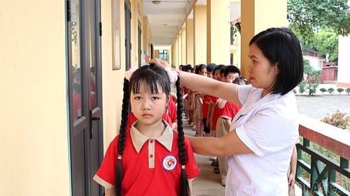 Cán bộ y tế học đường đo chiều cao cho học sinh nhằm theo dõi sự phát triển thể chất, kịp thời phối hợp chăm sóc sức khỏe và dinh dưỡng cho các em.
