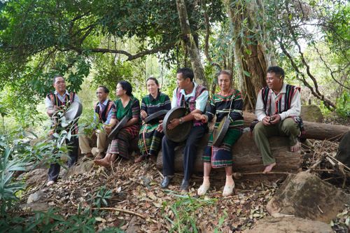 Người M’nông đánh chiêng để vui cùng bà con và cũng để kết nối với thần linh, tổ tiên