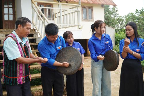 Các nghệ nhân xã Quảng Tân truyền dạy cồng chiêng cho thế hệ trẻ bon Ja Lú A, Ja Lú B