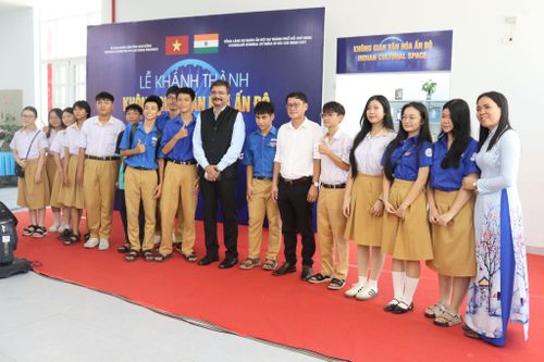Học sinh giao lưu, chụp ảnh lưu niệm với Tổng Lãnh sự quán Ấn Độ tại TP Hồ Chí Minh