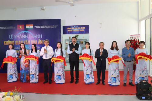 Thực hiện nghi lễ cắt băng khánh thành Không gian văn hóa Ấn Độ