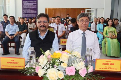 Tiến sĩ Vipra Pandey, Tổng Lãnh sự Ấn Độ tại TP Hồ Chí Minh; đồng chí Nguyễn Minh, Tỉnh ủy viên, Phó Chủ tịch UBND tỉnh Lâm Đồng và đại biểu dự lễ khánh thành