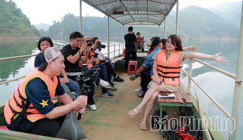 Khách du lịch khám phá vẻ đẹp hoang sơ khu vực lòng Hồ Ngòi Giành, xã Trung Sơn.