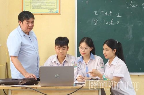Thầy và trò Trường THPT Mỹ Văn, xã Vạn Xuân ứng dụng công nghệ thông tin trong dạy và học, thúc đẩy chuyển đổi số trong giáo dục.