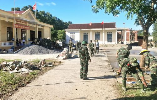 Chi bộ thôn Hà Tây phối hợp với Ban Chỉ huy Phòng thủ khu vực 4-Triệu Phong xây dựng sân vui chơi và tập luyện thể dục thể thao - Ảnh: S.H
