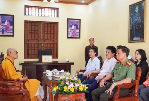 Đồng chí Lê Văn Bảo, Phó Chủ tịch UBND tỉnh trò chuyện cùng đại diện Ban Trị sự GHPG Việt Nam tỉnh - Ảnh: X.P