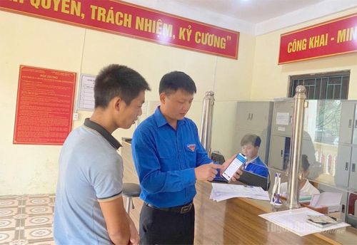 Người dân xã Thắng Mố được hướng dẫn tiếp cận dịch vụ công trực tuyến.