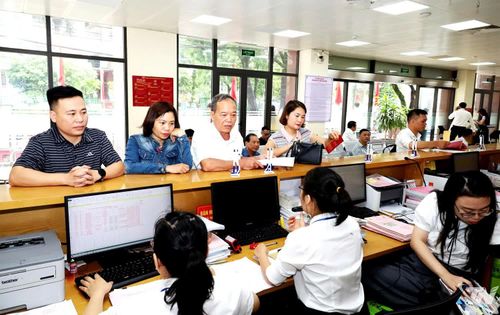 Việc triển khai đánh giá CBCCVC bằng chỉ số hiệu quả công việc (KPI) được xác định là bước chuyển quan trọng trong đổi mới công tác cán bộ của tỉnh Thái Nguyên. Trong ảnh: Người dân đến giải quyết thủ tục hành chính tại Trung tâm Phục vụ hành chính công phường Phan Đình Phùng.