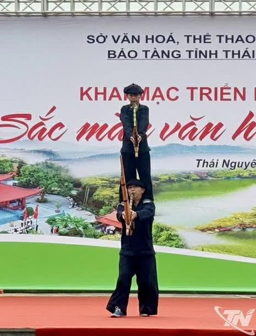 Một tiết mục biểu diễn độc đáo của thầy giáo Lý Hồng Quân và học trò của mình.