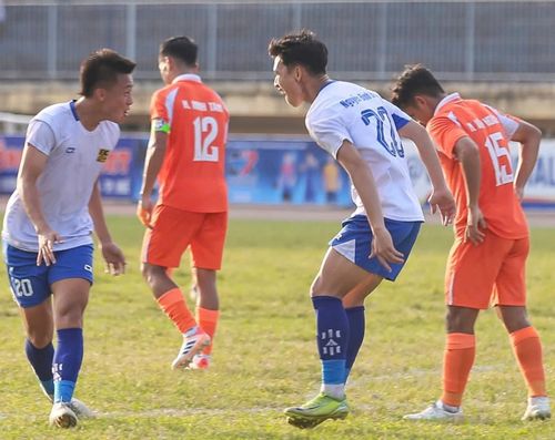  Các cầu thủ CLB Bóng đá Huế ăn mừng sau khi ghi bàn vào lưới Hà Tĩnh. Ảnh: CLB Bóng đá Huế