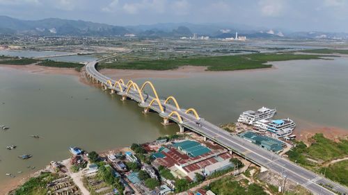 Cầu Tình Yêu (hay cầu Cửa Lục 1) là công trình giao thông trọng điểm kết nối đôi bờ vịnh Cửa Lục, mang tầm nhìn chiến lược, thể hiện tư duy hướng biển, mở rộng không gian đô thị của tỉnh Quảng Ninh.