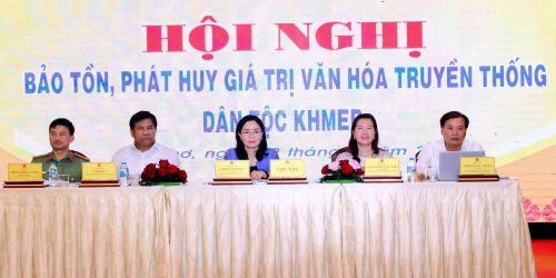 Các đại biểu chủ trì hội nghị.